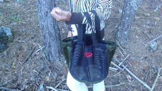 Recolector de setas con la bolsa patentada por una empresa de la comarca.