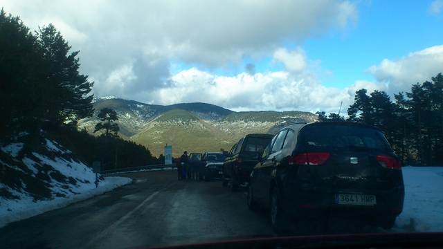Coches y furgonetas aparcan en la carretera a Neila ante la imposibilidad de ascender a Las Lagunas