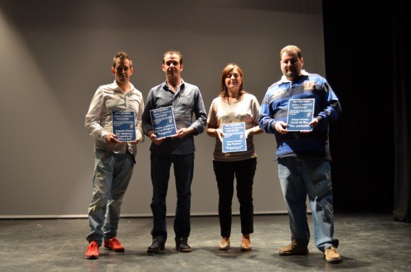 Los ganadores del concurso con su premio. Los ganadores del concurso con su premio.