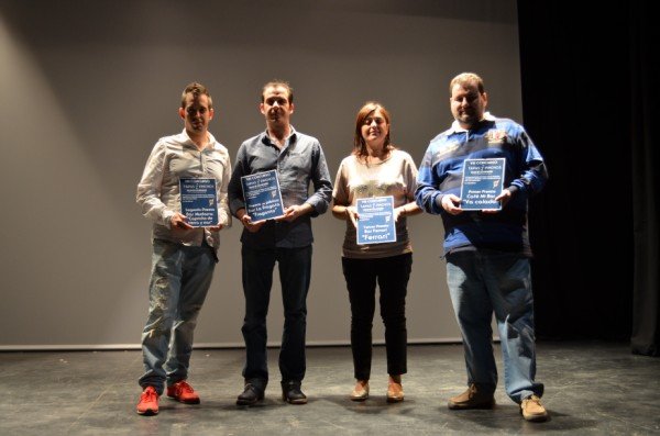 Los ganadores del concurso con su premio.