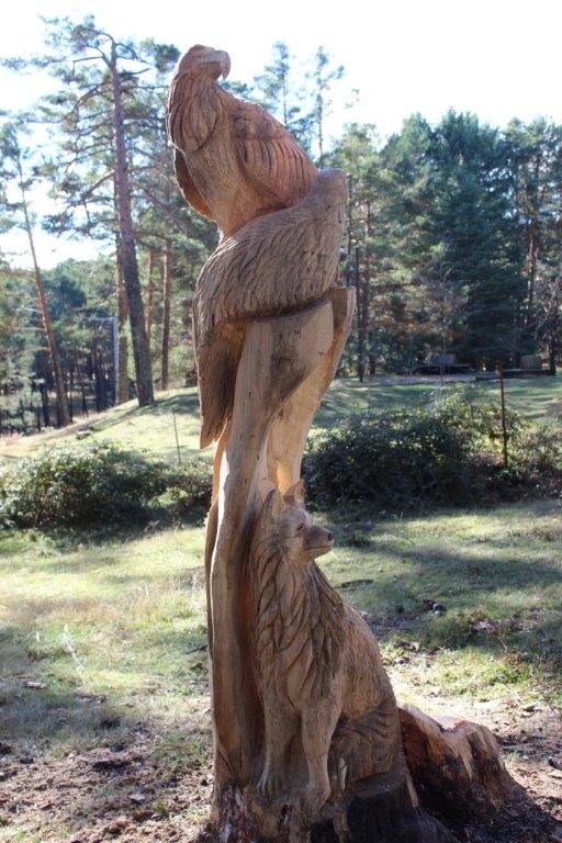 La figura de madera en El Amogable.