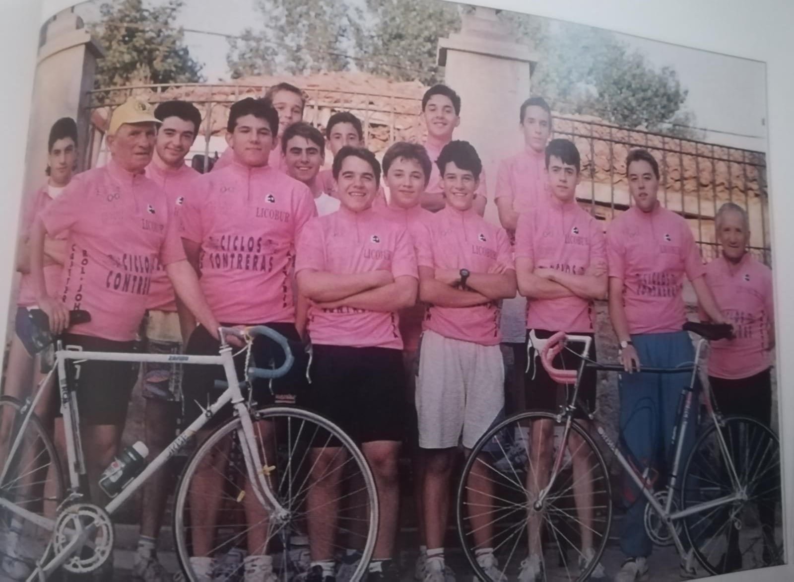Foto para el recuerdo de la antigua peña ciclista de Salas de los Infantes